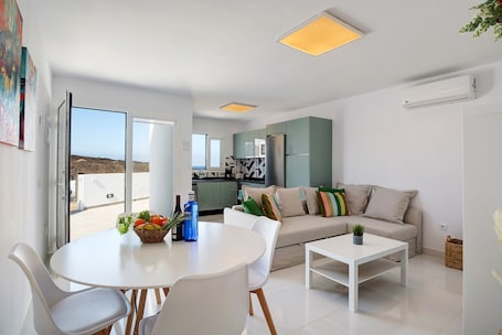 TV. Holiday Home 'Kay 4' with Sea View, Wi-Fi and Air Conditioning