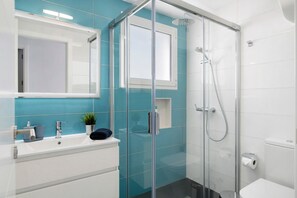Dusche, Haartrockner, Handtücher