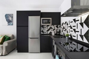 Fridge, microwave, oven, stovetop - Holiday Home 'Noray 2' with Sea Views, Wi-Fi and Air Conditioning (La Santa)