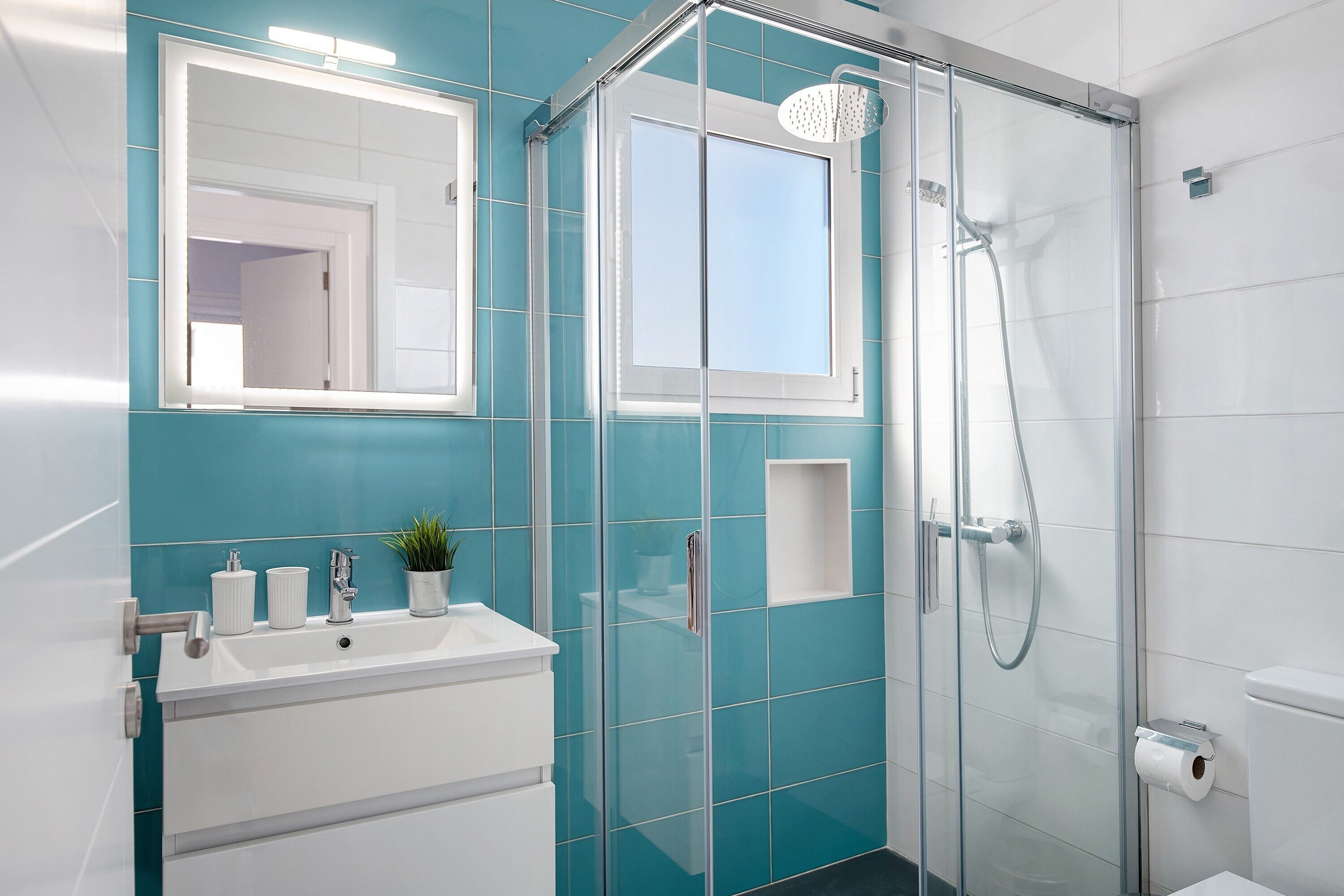 Een douche, een haardroger, handdoeken
