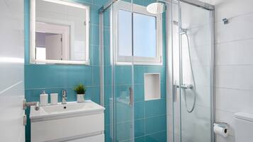 Een douche, een haardroger, handdoeken