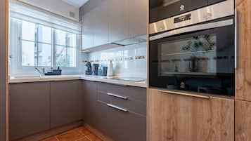 Een koelkast, een magnetron, een oven, een kookplaat