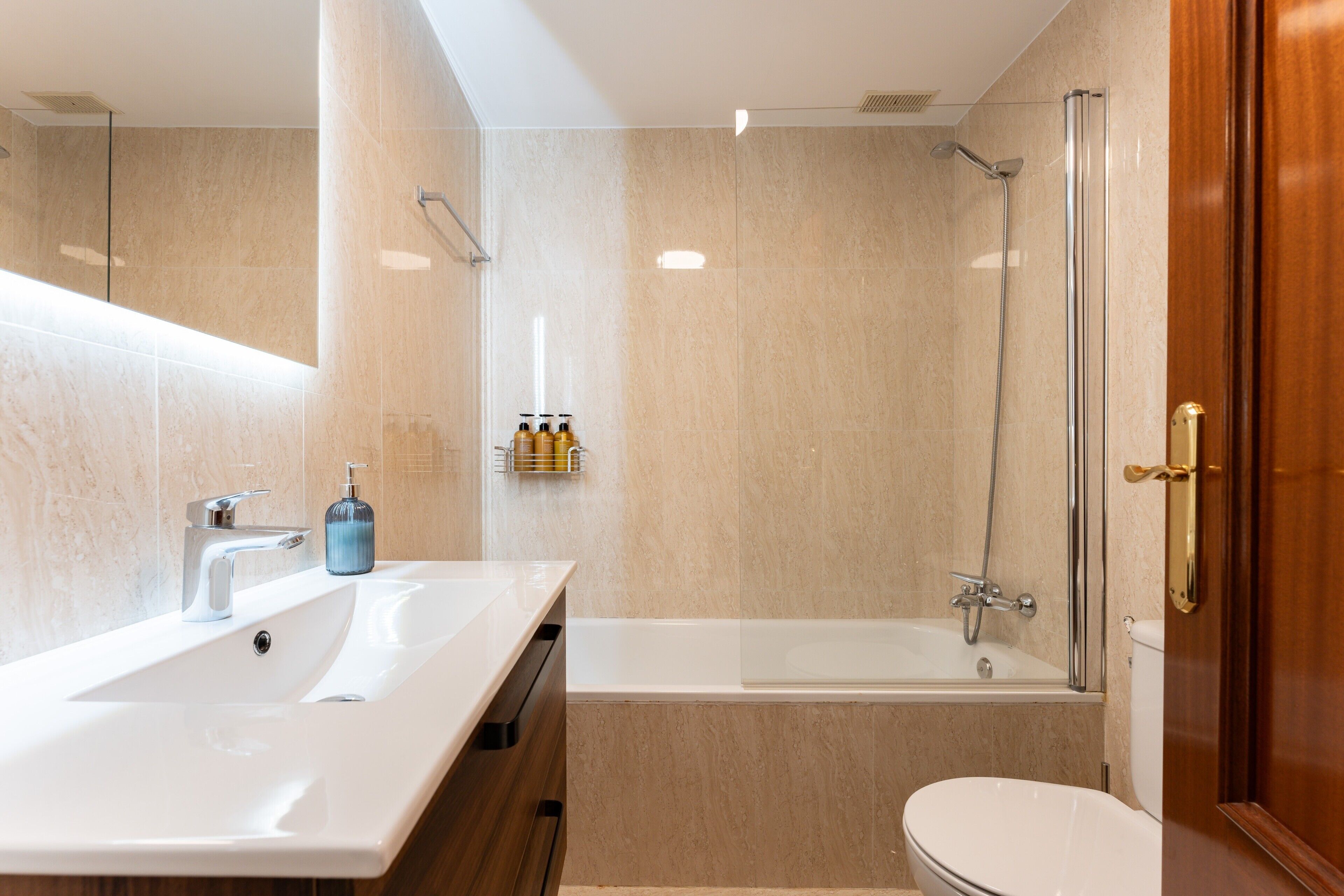 Een douche, een haardroger, handdoeken