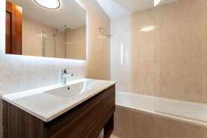 Shower, hair dryer, towels - Apartment 'Oasis Mijas Centro' with Sea View, Wi-Fi and Air Conditioning (Mijas)