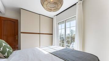2 bedrooms, iron/ironing board, free WiFi, bed sheets