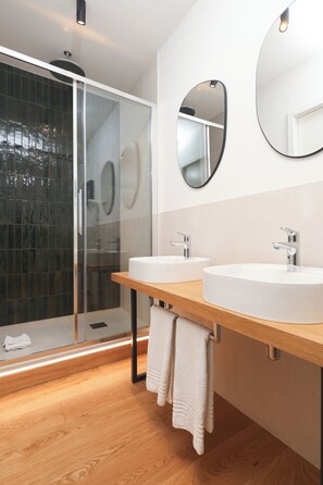 Deluxe-Doppelzimmer, Balkon | Badezimmer