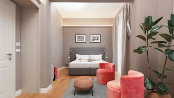 Habitación Deluxe doble, balcón | Colchones con acolchado adicional, minibar, caja fuerte y escritorio