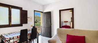 Vacation Apartment 'Villa Palomino' with Mountain View, Private Terrace and Wi-Fi