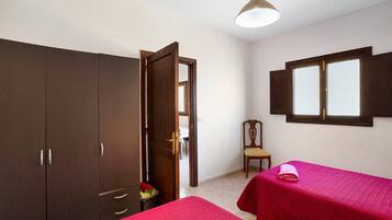 2 bedrooms, iron/ironing board, free WiFi, bed sheets