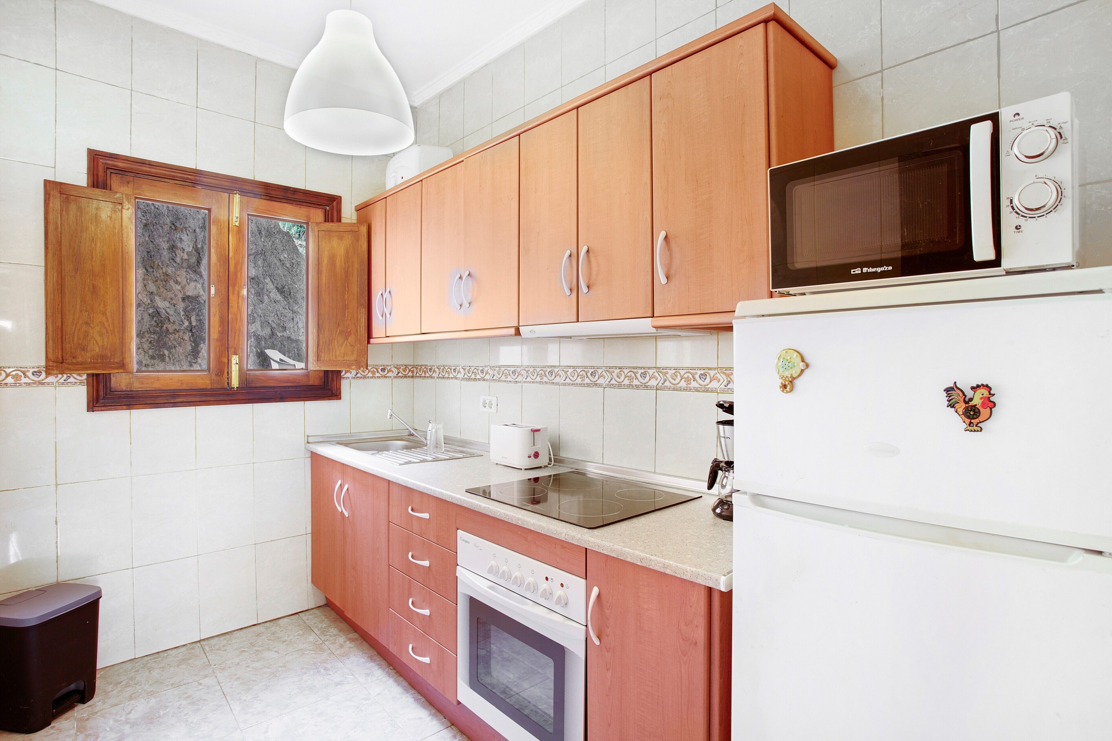 Frigorifero, microonde, piano cottura, macchina per tè/caffè