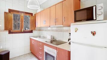 Frigorifero, microonde, piano cottura, macchina per tè/caffè