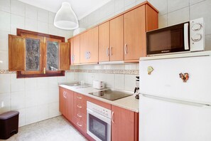 Refrigerador, microondas, parrilla de estufa y cafetera y tetera 