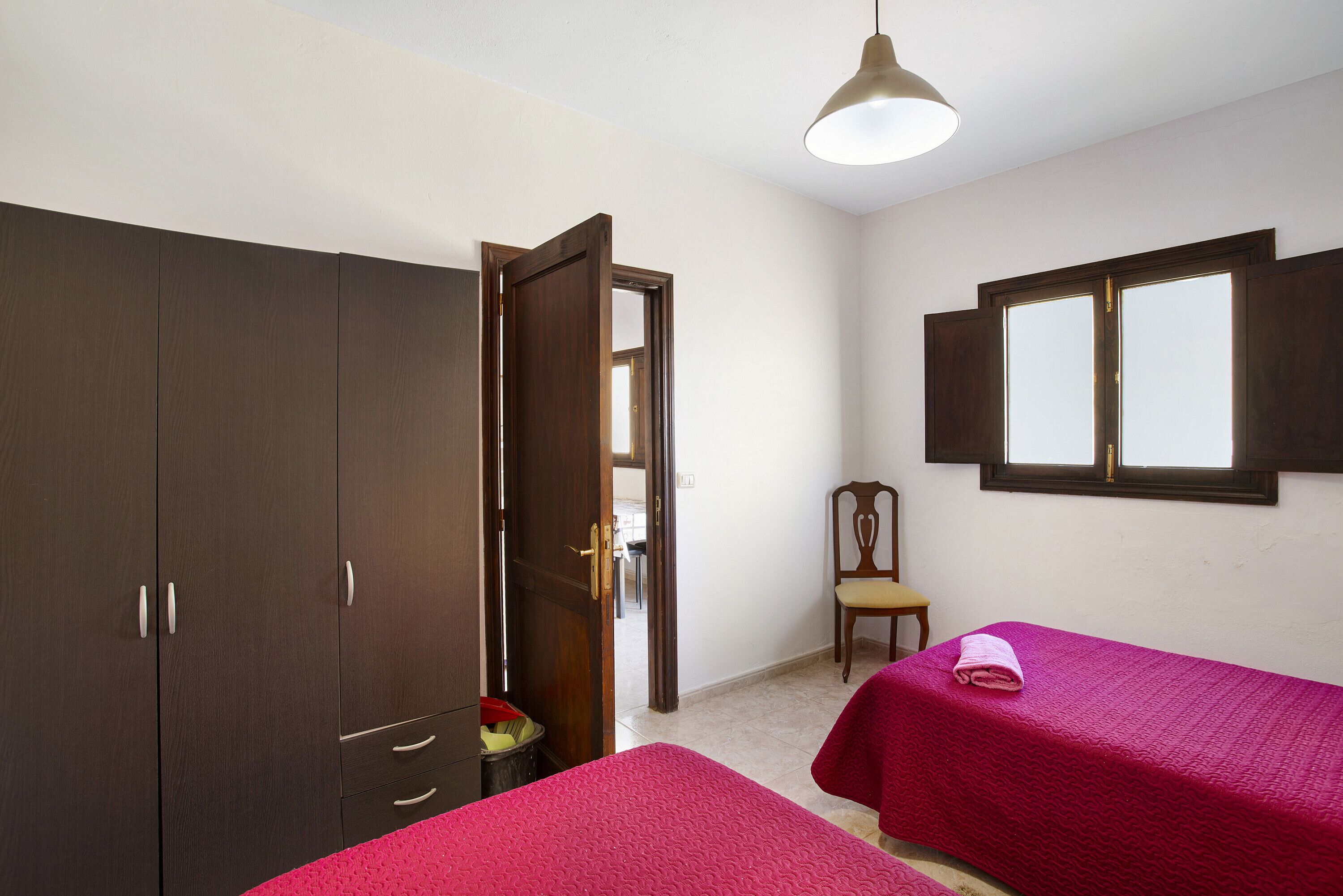 2 slaapkamers, een strijkplank/strijkijzer, gratis wifi, beddengoed