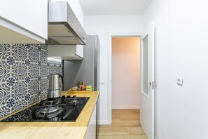 Refrigerador, microondas, parrilla de estufa y cafetera y tetera 