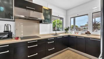 Refrigerador, microondas, horno y parrilla de estufa