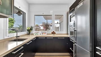 Een koelkast, een microgolfoven, een oven, een kookplaat