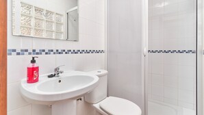Douche, sèche-cheveux, serviettes fournies