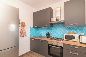 Kühlschrank, Mikrowelle, Ofen, Herdplatte