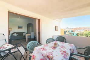 Outdoor dining - Holiday Home 'Mavi Primo Piano' with Private Terrace, Wi-Fi and Air Conditioning (Palau)