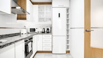 Een koelkast, een magnetron, een oven, een kookplaat