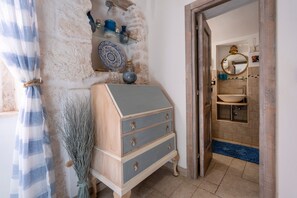 Dusche, kostenlose Toilettenartikel, Haartrockner, Handtücher