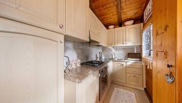 Kühlschrank, Ofen, Herdplatte, Wasserkocher