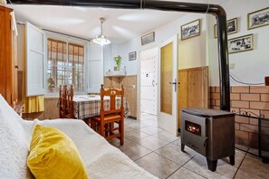 Interior - Villa 'Fina' with Private Pool, Wi-Fi and Air Conditioning (Deltebre)