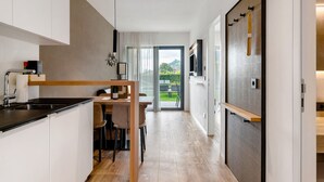 Kaffetrakter/tekoker, kjøleskap, ovn og kokeplater