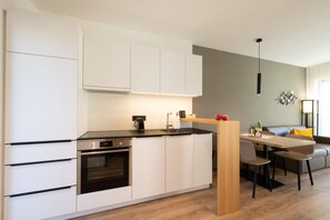 Frigorifero, forno, piano cottura, lavastoviglie
