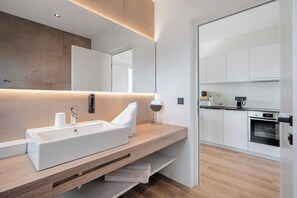 Kjøleskap, ovn, kokeplater og oppvaskmaskin