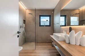 Douche, sèche-cheveux, serviettes fournies
