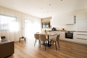 Frigorifero, forno, piano cottura, lavastoviglie