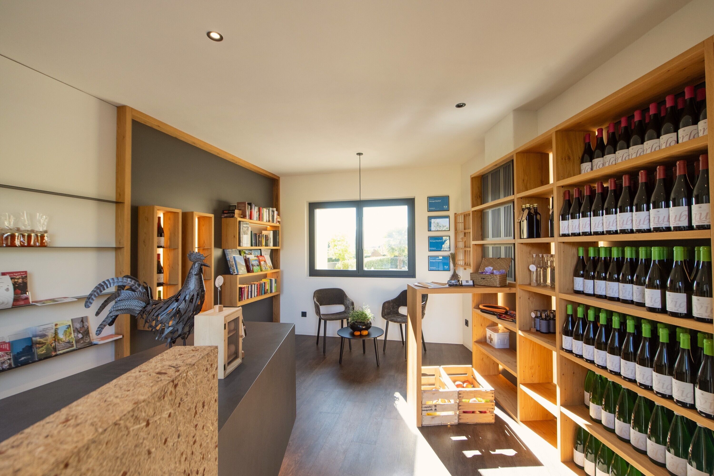 Een modern interieur met houten planken, een zithoek en een groot raam.