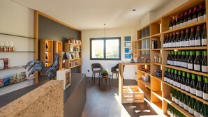 Ein modernes Interieur mit Holzböden, einer zentralen Sitzecke und einem großen Fenster.