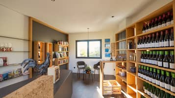 Een modern interieur met houten planken, een zithoek en een groot raam.