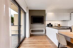 Jääkaappi, uuni, liesi, astianpesukone