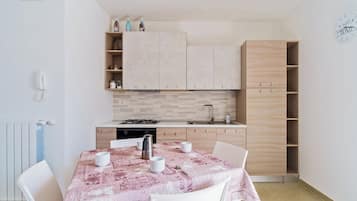 Kühlschrank, Ofen, Herdplatte, Kochgeschirr/Geschirr/Besteck