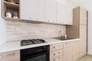 Kühlschrank, Ofen, Herdplatte, Kochgeschirr/Geschirr/Besteck