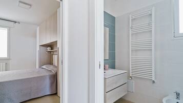 2 bedrooms, iron/ironing board, bed sheets