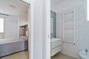 2 bedrooms, iron/ironing board, bed sheets