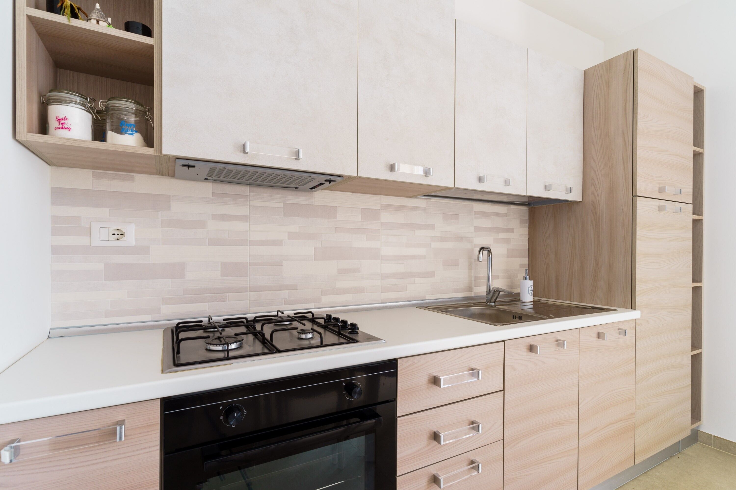 Kühlschrank, Ofen, Herdplatte, Kochgeschirr/Geschirr/Besteck