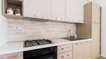 Kühlschrank, Ofen, Herdplatte, Kochgeschirr/Geschirr/Besteck