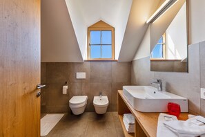 Dusj, hårføner og håndklær