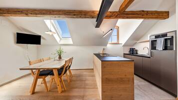 Fridge, oven, stovetop, dishwasher
