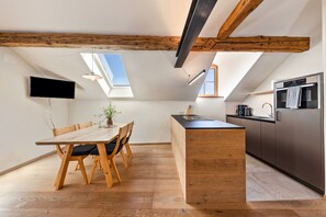 Fridge, oven, stovetop, dishwasher
