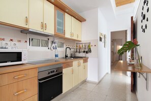 Een koelkast, een microgolfoven, een oven, een kookplaat