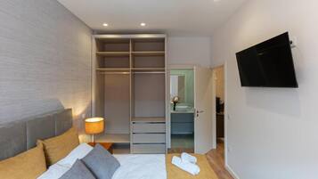 6 bedrooms, iron/ironing board, free WiFi, bed sheets