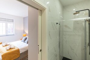 6 bedrooms, iron/ironing board, free WiFi, bed sheets