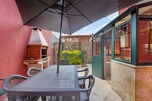 Outdoor dining - Holiday Home 'Dellarose Silver' with Private Terrace, Wi-Fi and Air Conditioning (Porto)