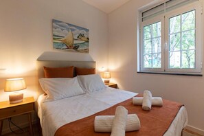 3 bedrooms, iron/ironing board, free WiFi, bed sheets - Holiday Home 'Dellarose Premium' with Private Terrace, Wi-Fi and Air Conditioning (Porto)